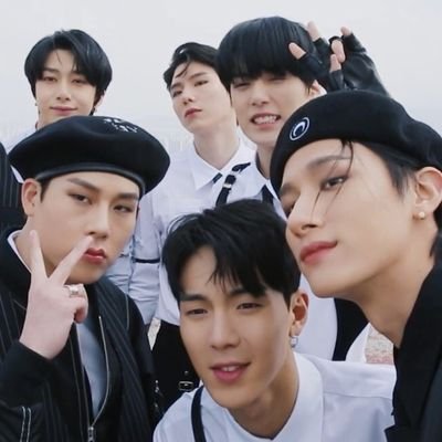 kyunscar's tweet photo. Monsta X reagindo a “tem alguém lá embaixo” — thread. https://t.co/wSQy5JrfM0