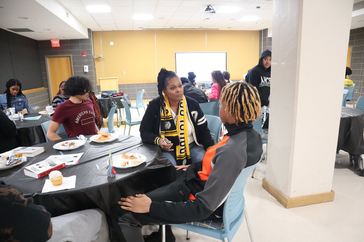 DouglassHSMedia's tweet image. @apsDouglassHigh @DrLisaHerring @forrest_taylor1 @apsupdate @CalhounLakesha
#AstroPride Astros participate in a guided discussion of the book/movie "The Hate U Give."  See:  tinyurl.com/mr2byawe
