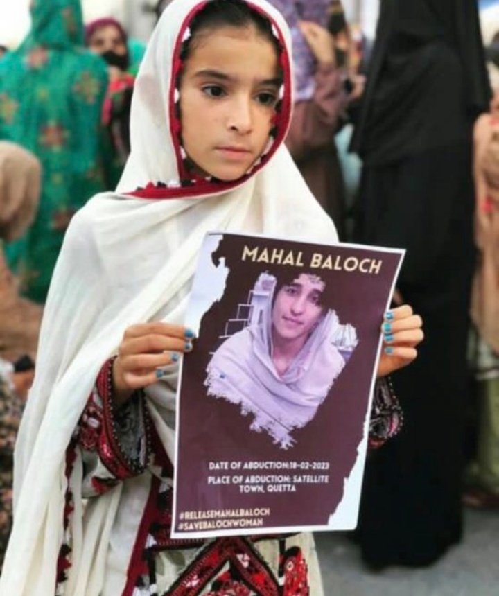 sadiabalochssb's tweet photo. It's true that one who suffers can better conceive other's pain &amp; gets readily harmonized with victims.
This picture menifests the divine levels of humanity, ethics &amp; sympathy.
Hanul Baloch D/o of Missing #SameerBaloch is protesting for Release of #MahalBaloch.
#SaveBalochWomen https://t.co/oFSzf7JRy8