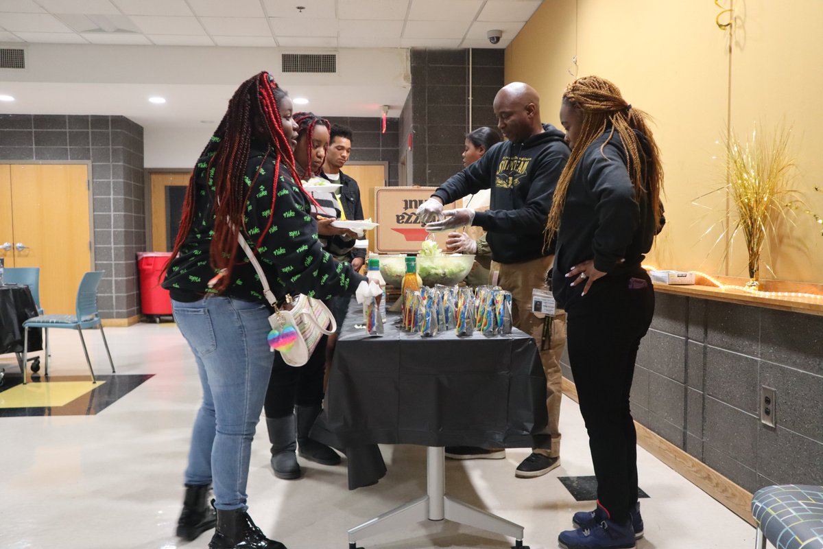 DouglassHSMedia's tweet image. @apsDouglassHigh @DrLisaHerring @forrest_taylor1 @apsupdate @CalhounLakesha
#AstroPride Astros participate in a guided discussion of the book/movie "The Hate U Give."  See:  tinyurl.com/mr2byawe