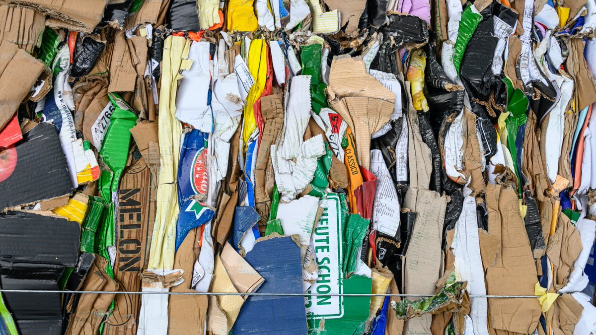 KDHE's tweet photo. Valentine's Day is over, but you can still show your love to the planet by recycling the following from your sweetheart:
♻️ Traditional paper cards
♻️ Compost flowers
♻️ Recycle cardboard from candy boxes; not the plastic
#ReduceReuseRecycle #HowWeHoliday #KeepItCleanKansas https://t.co/Uw7u9JXPEt