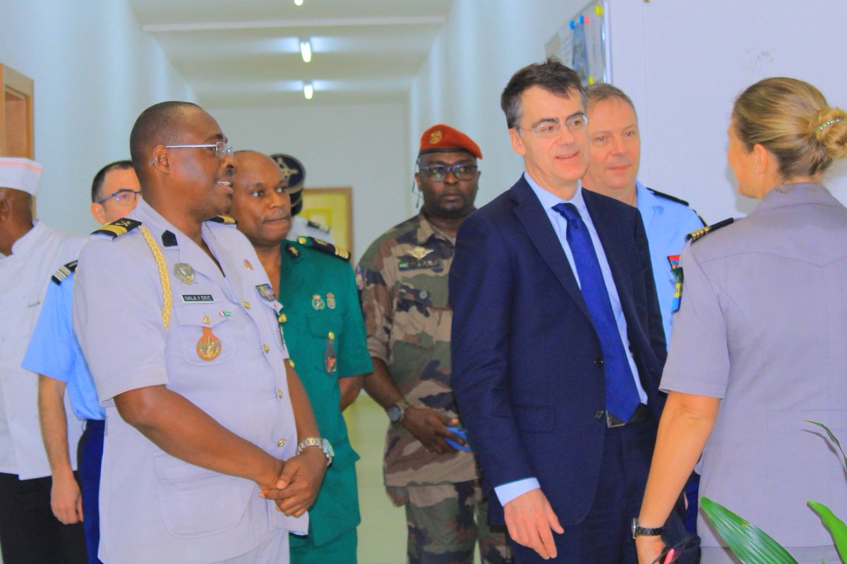 CoopSecuDefense's tweet photo. 🇬🇦#Gabon : les 3 #ENVR de Libreville ont des résultats remarquables !

1⃣Service de Santé Militaire #EASSML
2⃣État-major @EEM_Libreville
3⃣Administration des forces de défense @eafdl2022

Un soutien ré-exprimé lors de la visite de la #DCSD🇫🇷conduite par le dir. adjoint J. Bresson https://t.co/lEftsWixay