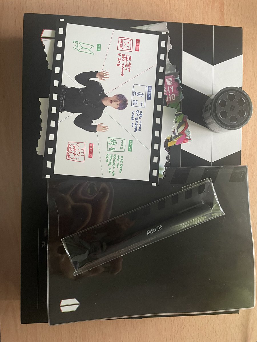 Pandinha2013's tweet photo. Olá ARMYs, tenho alguns álbuns e produtos dos BTS para vender, também tenho o membership (não coloquei fotos de tudo, mas o resto encontra-se dentro da caixa e mandarei por dm caso queiram fotos)
Não tenho valores em mente, por isso se estiverem interessadas/os mandem mensagem 💜 https://t.co/URj0539bxl