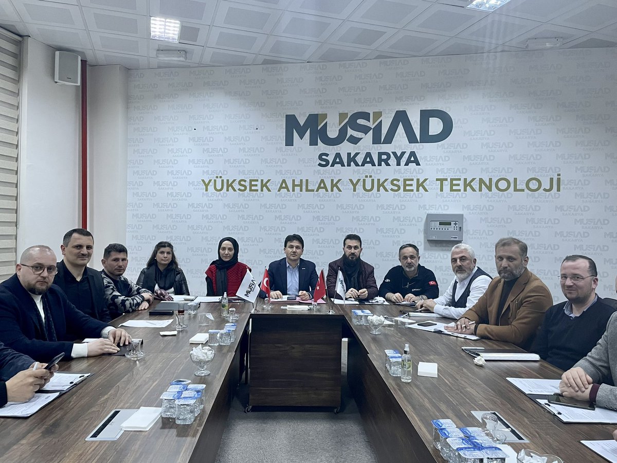MUSIADSakarya's tweet photo. Haftalık Olağan Yönetim Kurulu Toplantımız, Başkanımız Sn.İsmail Filizfidanoğlu, Yönetim Kurulu Üyelerimiz ve Sektör Kurulu Başkanlarımızın katılımıyla şubemizde gerçekleştirildi. 

Toplantıda, deprem bölgesindeki yaptığımız ve yapacağım çalışmalarımız değerlendirildi. https://t.co/jKcjXhnRDV