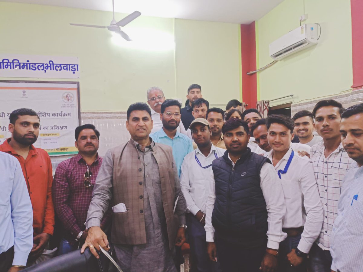 DKMeena74163364's tweet photo. आज ब्लॉक माडल में राजस्थान सरकार के राजस्व मंत्री किसान केसरी श्री @RamlaljatINC जी ने #RYV प्रोग्राम में शिरकत की। व लोकप्रिय मुख्यमंत्री श्री @ashokgehlot51 जी द्वारा चलाई जा रही जनकल्याणकारी योजनाओं को आम जन तक पहुचाने के लिए सभी वोलिटीयर को प्रेरित किया।
#जादूगर_जादुकर #Rymp https://t.co/uWRePkjcCE