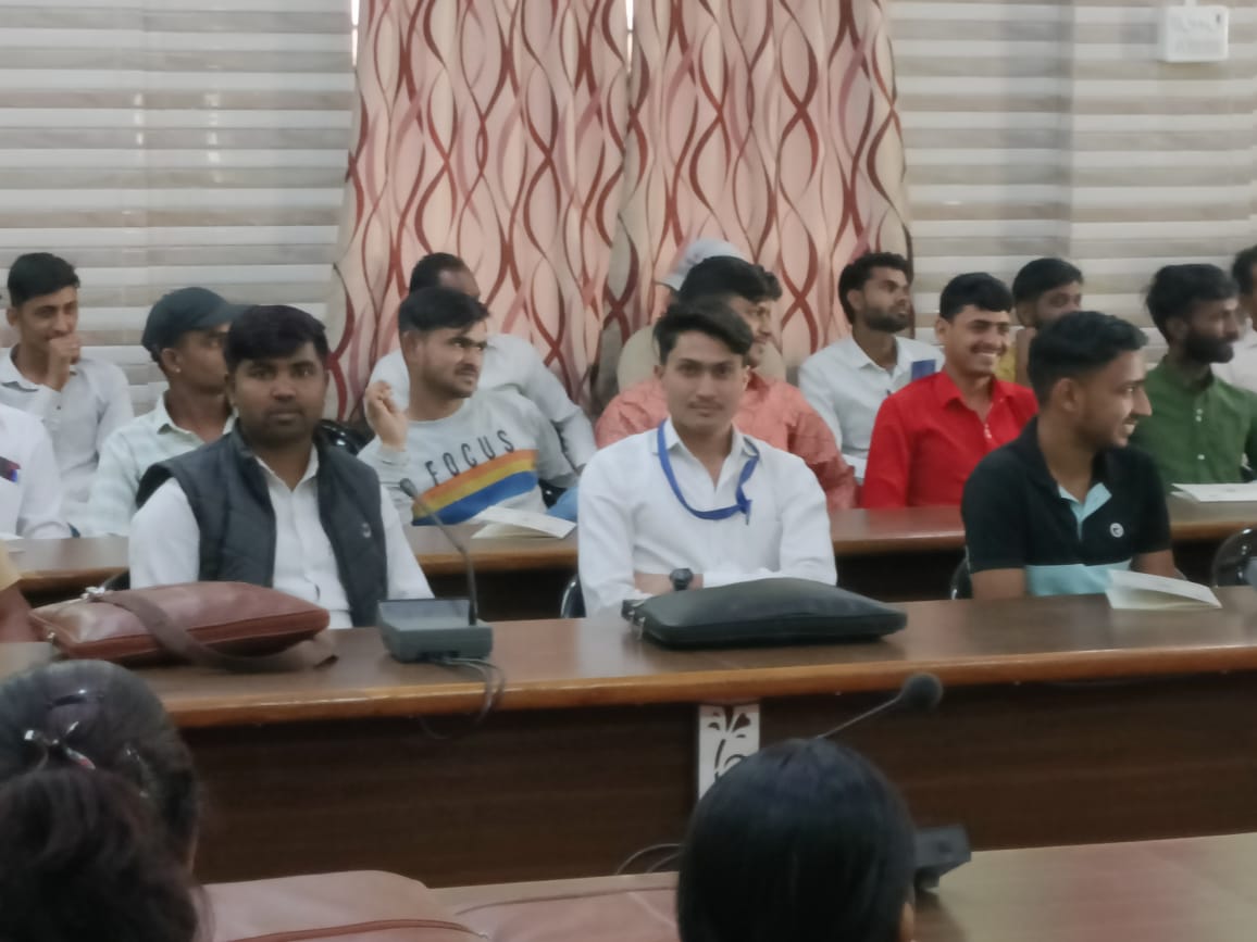 DKMeena74163364's tweet photo. आज ब्लॉक माडल में राजस्थान सरकार के राजस्व मंत्री किसान केसरी श्री @RamlaljatINC जी ने #RYV प्रोग्राम में शिरकत की। व लोकप्रिय मुख्यमंत्री श्री @ashokgehlot51 जी द्वारा चलाई जा रही जनकल्याणकारी योजनाओं को आम जन तक पहुचाने के लिए सभी वोलिटीयर को प्रेरित किया।
#जादूगर_जादुकर #Rymp https://t.co/uWRePkjcCE