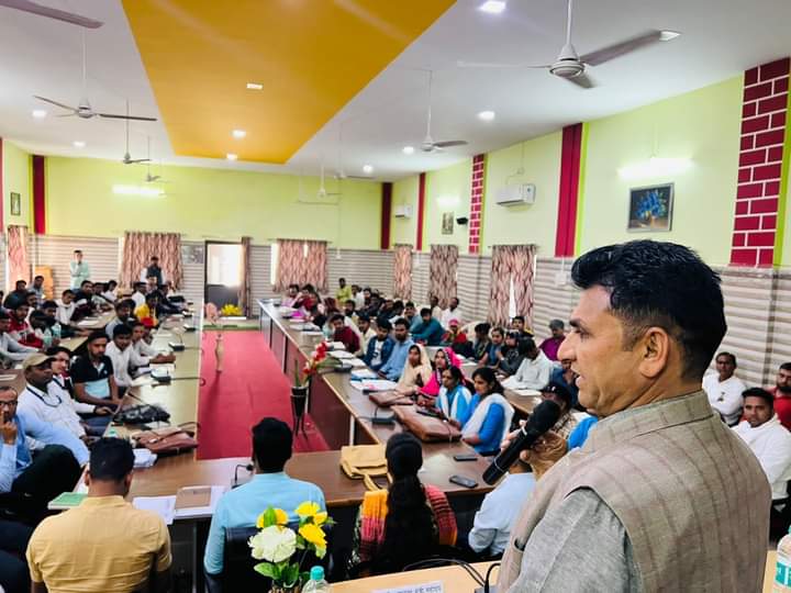 DKMeena74163364's tweet photo. आज ब्लॉक माडल में राजस्थान सरकार के राजस्व मंत्री किसान केसरी श्री @RamlaljatINC जी ने #RYV प्रोग्राम में शिरकत की। व लोकप्रिय मुख्यमंत्री श्री @ashokgehlot51 जी द्वारा चलाई जा रही जनकल्याणकारी योजनाओं को आम जन तक पहुचाने के लिए सभी वोलिटीयर को प्रेरित किया।
#जादूगर_जादुकर #Rymp https://t.co/uWRePkjcCE