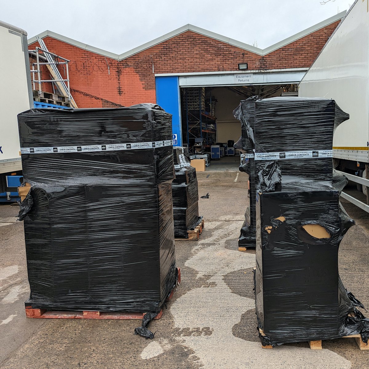 EnlightenedLx's tweet photo. Chauvet Pro Delivery!
Shipped in flightcases, pallets of new kit arrive from @ChauvetPro with minimal packaging waste and ready to roll… more to be revealed?
#enlx #dryhire #eventprofs #theatretech #prodlx #prolx #CHAUVETProfessional https://t.co/z9y3I5OVL3