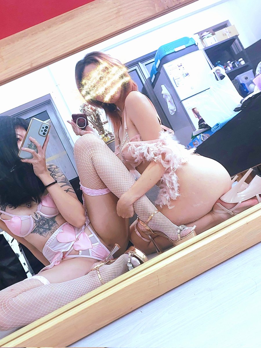 xxqueenroxy's tweet photo. Violet and I will be down for double sessions this week (yes we can cuddle u too) and vday promo still applies so fastest fingers first! Yenna may be free as well #sgdomme #sgbdsm #singaporedomme #singaporebdsm #singaporegoddess #singaporemistress #sgmistress https://t.co/ho8wMJni0Z