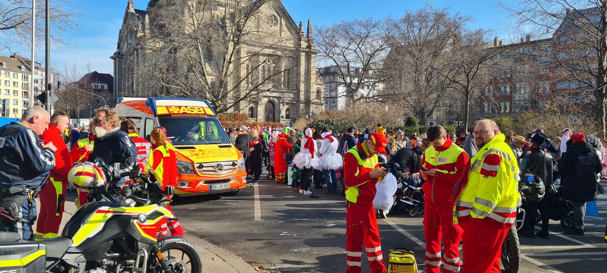 Heute sind wir mit unserer Kradstaffel beim Mainzer Rosenmontagsumzug dabei und unterstützen die Samariter aus Mainz.
#helau #asb #katastrophenschutz #MainzbleibtMainz #arbeitersamariterbund
