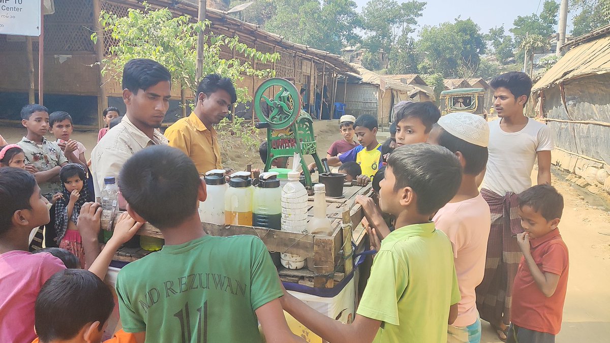 Abdul_Wajed_642's tweet photo. When summer starts locals start selling ice cream in #Rohingya camps, children look around! https://t.co/De8XTFubFv