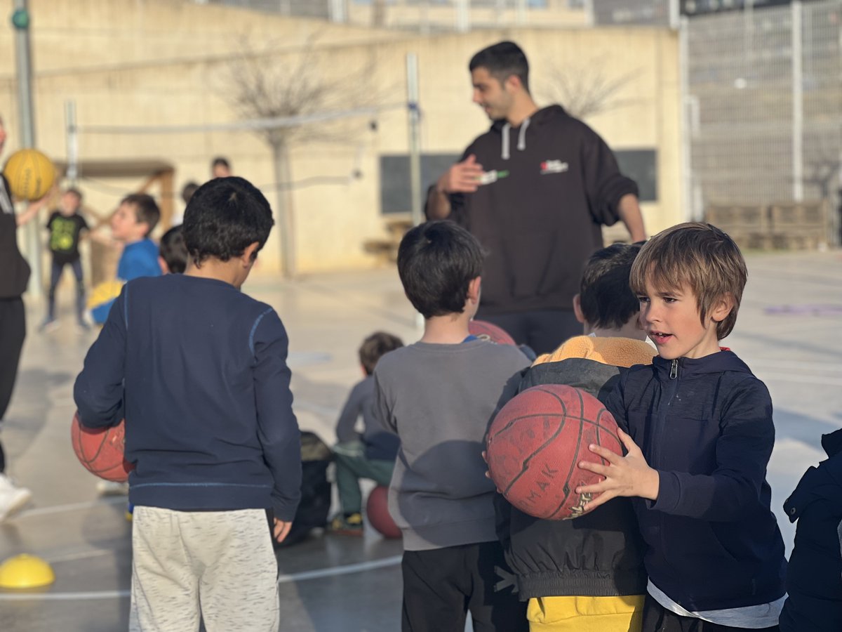 Paidoscat's tweet photo. Aquest segon trimestre, a l'extraescolar de #Multiesport Col·lectiu 1r i 2n de l'@EscolaOlivera , estem treballant les tècniques i tot allò relacionat amb el #Bàsquet 🏀! #extraescolarsolivera https://t.co/8SGD1VxpMf
