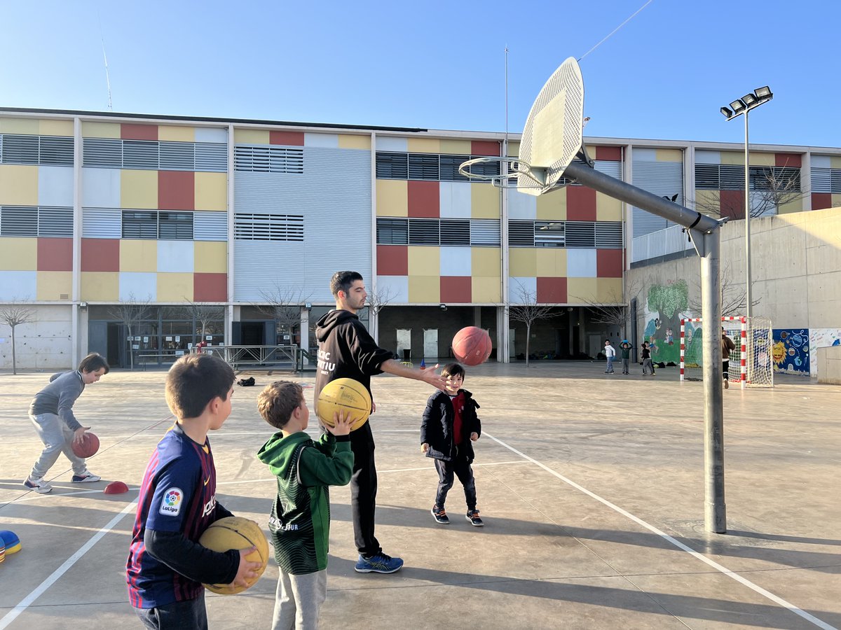 Paidoscat's tweet photo. Aquest segon trimestre, a l'extraescolar de #Multiesport Col·lectiu 1r i 2n de l'@EscolaOlivera , estem treballant les tècniques i tot allò relacionat amb el #Bàsquet 🏀! #extraescolarsolivera https://t.co/8SGD1VxpMf