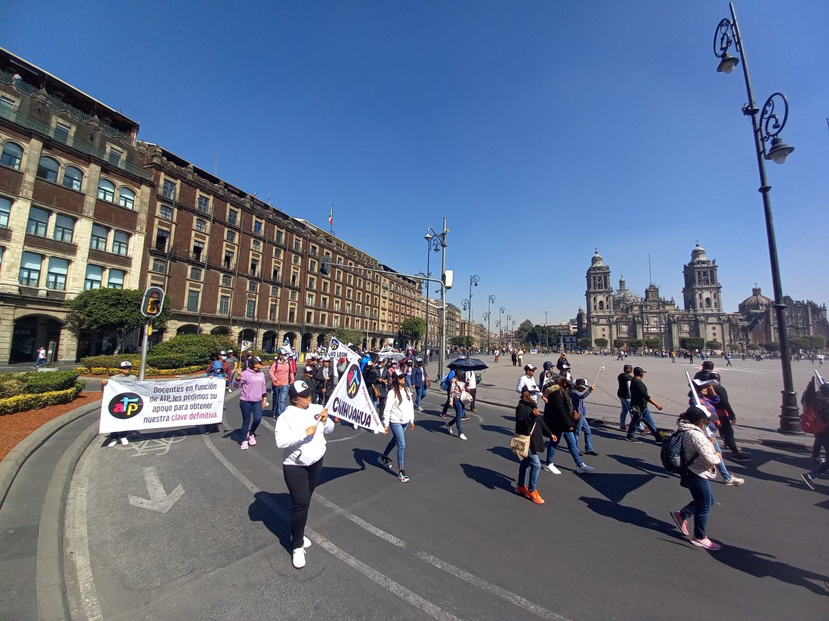 ATPsMx's tweet photo. En este momento los docentes con funciones de Asesoría  Técnico Pedagógica marchamos alrededor del zócalo, pidiendo ser escuchados, pues hemos tenido multiples afectaciones al no haber recibido la clave 
#DocentesEnFunciónDeAsesoriaTecnicoPedagogicaManifestándosePacificamente https://t.co/l3BRoGIzdG