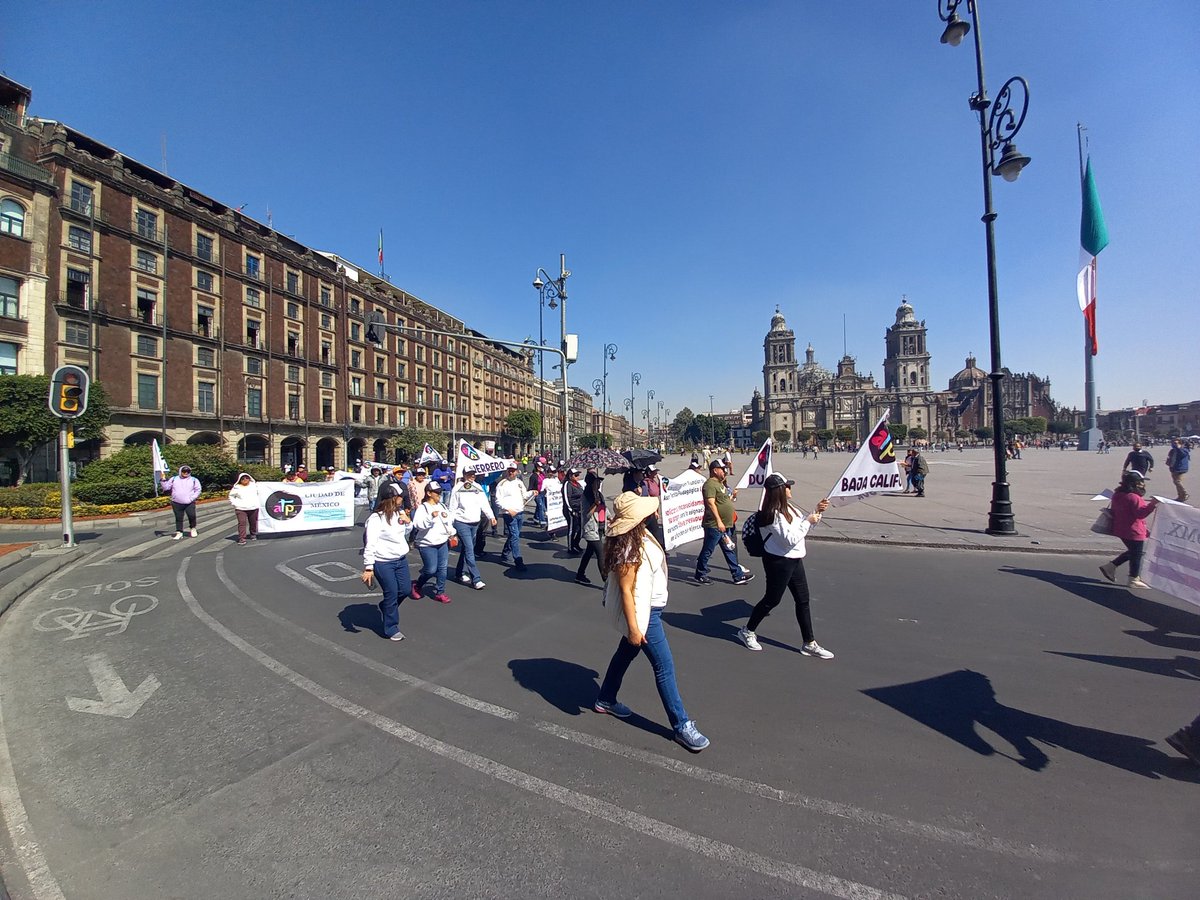 ATPsMx's tweet photo. En este momento los docentes con funciones de Asesoría  Técnico Pedagógica marchamos alrededor del zócalo, pidiendo ser escuchados, pues hemos tenido multiples afectaciones al no haber recibido la clave 
#DocentesEnFunciónDeAsesoriaTecnicoPedagogicaManifestándosePacificamente https://t.co/l3BRoGIzdG