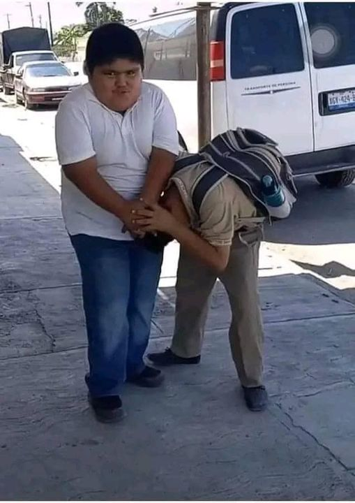 Mi compa: se agacha a recoger algo*
Yo en corto: