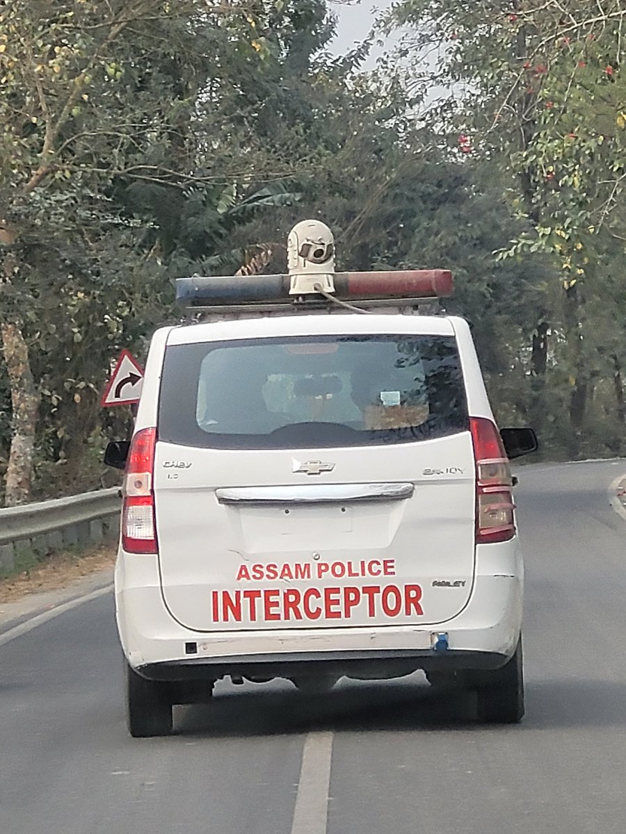 LuitBorah1's tweet photo. No number plate on the police vehicle itself. 🤣 
Is this even legal ? Location - Morigaon-Narengi road, somewhere near Pobitora.
@DGPAssamPolice @assampolice @CMOfficeAssam https://t.co/zHB32MFDzA