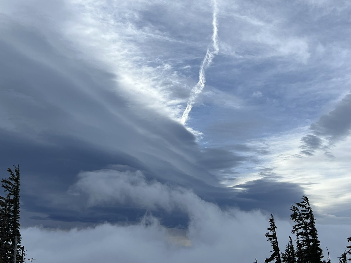 Zaffino's tweet photo. WILD cloud formations (altocumulus standing lenticular) around Mt Hood yesterday. There was iridescence (rainbow colors) at the top of this cloud later, but I was skiing and didn’t get a good shot. #skioregon #kgwweather https://t.co/pDGeVBAR4u