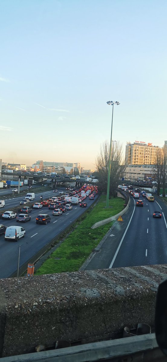 juniormakasi's tweet photo. Porte de Bagnolet 18h #Paris https://t.co/e6gQkQRRJK