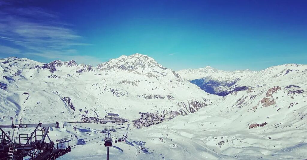 First time in Tignes, and it is putting on quite a show... awesome weather, fantastic ski conditions..... if only I could ski better... #tignes #alps #skilife #winetime #ski #tigneslelac #legday #outofoffice instagr.am/p/Co5EmaENzDQ/