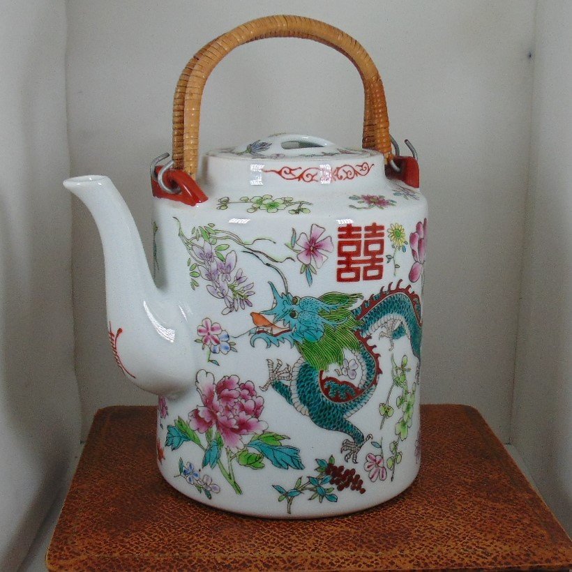 nacollectables's tweet photo. Here we have a lovely #Chinese #teapot from the 1980's. Bamboo handles and handpainted. https://t.co/ZGjnx3qxTW #vintageshowandsell @EverRotating @Etsy #vintage #teaservice #oriental #dragon #orientaldesign #teashop #kitchenalia #retro #easternstyle #buyvintage https://t.co/e3hrcg2WoY