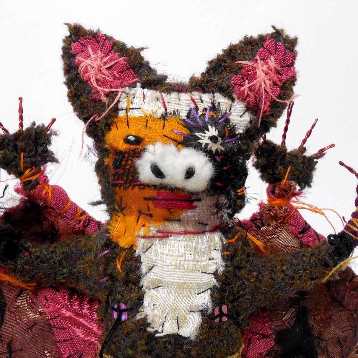 bunnvamp's tweet image. Moff Eatah. It’s wot bats do. Has extra hands to catch more moffs.
.
On Etsy now: etsy.com/shop/namelessw…
.
#bat #batty #batseatmoths #motheater #hungrybat #softsculpture #CCmakers #textileart