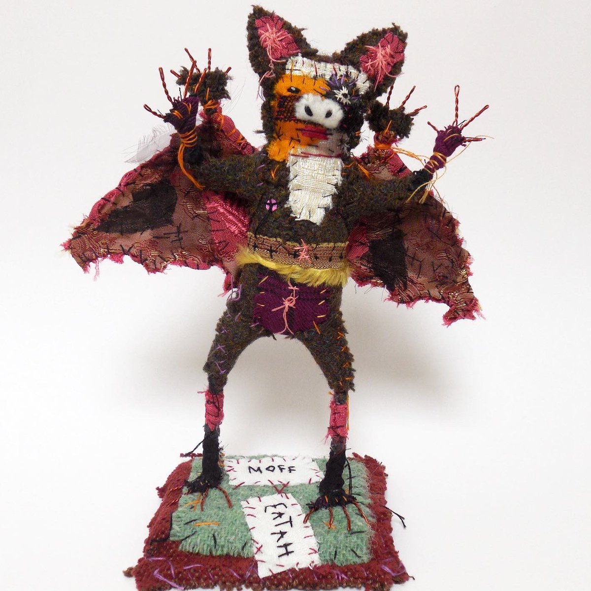 bunnvamp's tweet image. Moff Eatah. It’s wot bats do. Has extra hands to catch more moffs.
.
On Etsy now: etsy.com/shop/namelessw…
.
#bat #batty #batseatmoths #motheater #hungrybat #softsculpture #CCmakers #textileart