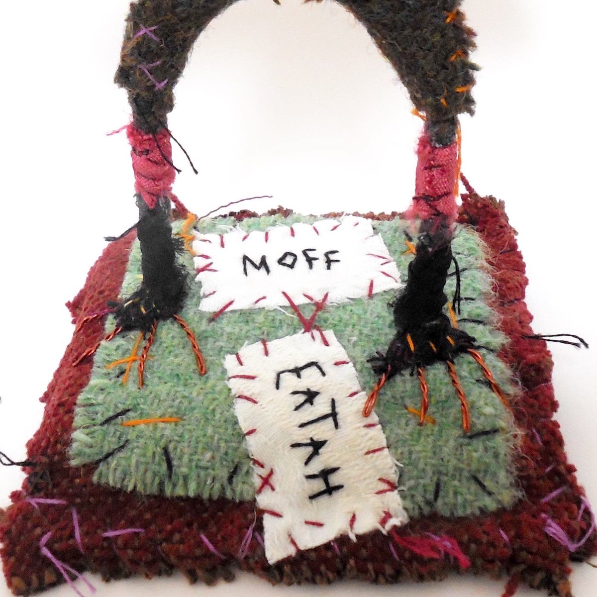 bunnvamp's tweet image. Moff Eatah. It’s wot bats do. Has extra hands to catch more moffs.
.
On Etsy now: etsy.com/shop/namelessw…
.
#bat #batty #batseatmoths #motheater #hungrybat #softsculpture #CCmakers #textileart