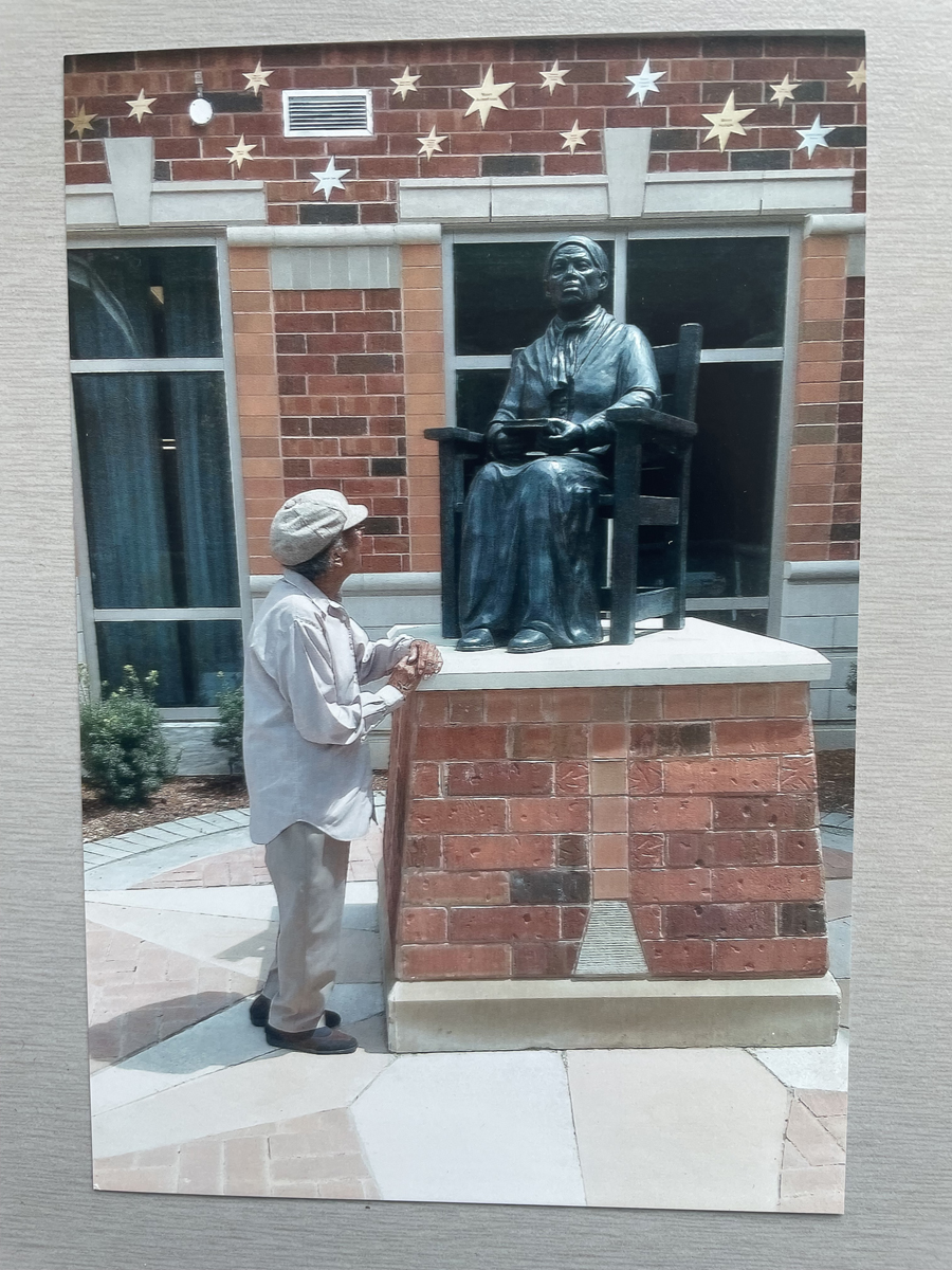 Wilma Morrison était une enseignante et militante du patrimoine ontarien dévouée.

Ses documents (fonds F 4721) peuvent vous aider à poursuivre son legs de préserver et partager les histoires des Noirs en Ontario.

[Morrison à <a href="/htubman2015/">✨Harriet Tubman PS✨</a>, vers 2015]

<a href="/PatrimoineON/">FiduciePatrimoineOnt</a>