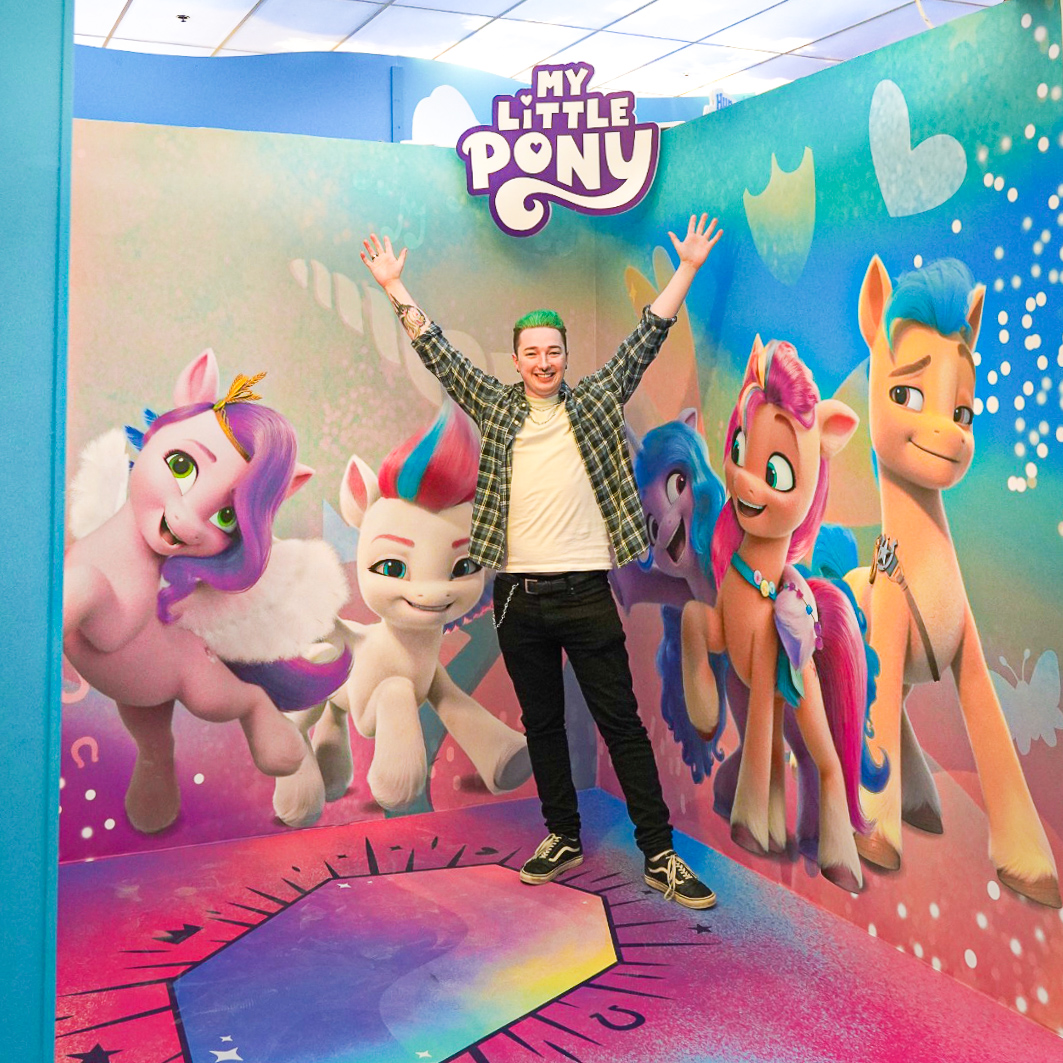 Official_WEM's tweet photo. Our Hasbro photo walls are definitely a vibe 🤩 Check out our Instagramable wall and tag us! #explorewem
#explorewem #hasbro #gldpoweredbyhasbro #galaxylandpoweredbyhasbro #wested #westedmontonmall #exploreedmonton #travelalberta https://t.co/vBkY9roZKJ