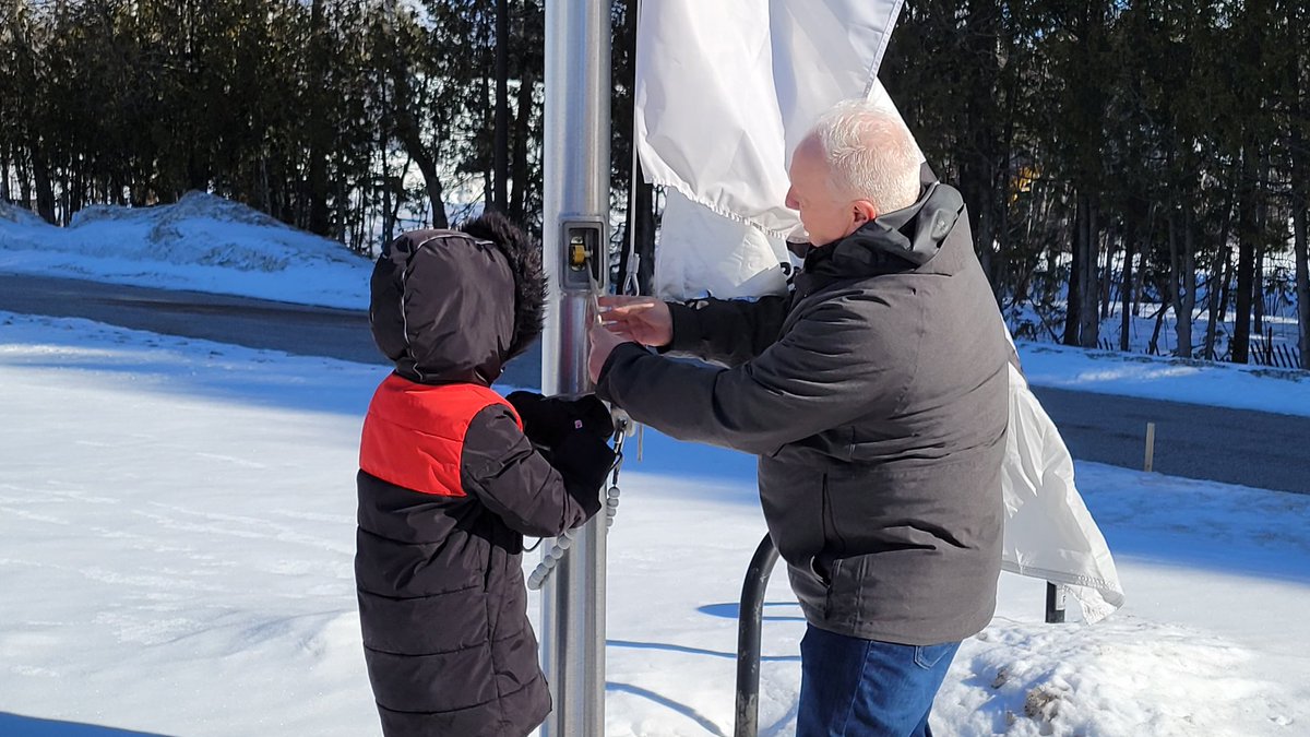 WPScouting's tweet photo. Members of 1st & 3rd Bracebridge #Scouting and Bracebridge #Guiding were joined by Bracebridge Mayor Rick Maloney to mark the beginning of #ScoutGuideWeek by raising the Scouts Canada flag.
@scoutscanada
@girlguidesofcan @townbracebridge @RickMaloneyBB
@swcscouts https://t.co/HfBUamBwOC
