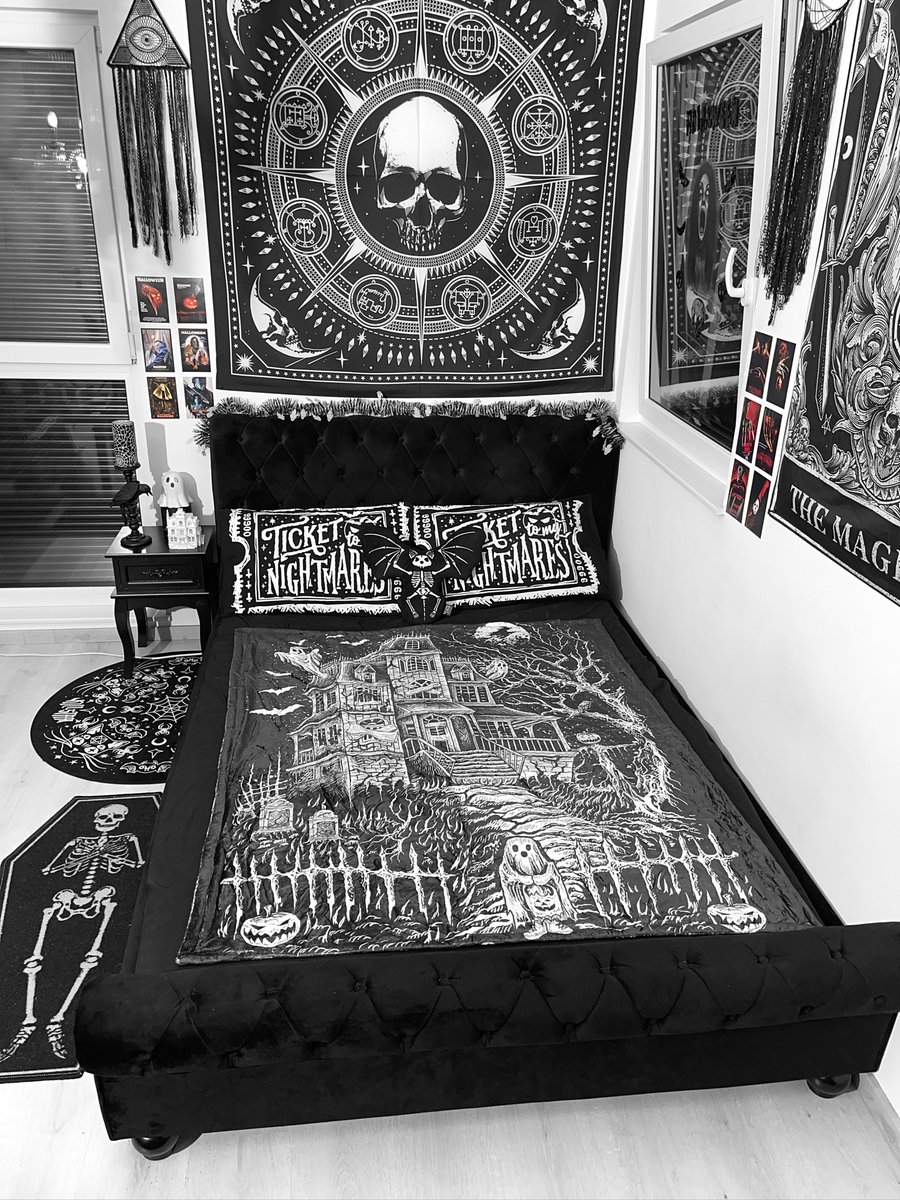 VampireFreaks's tweet photo. Sweet Nightmares🥀
How spooktastic is this pic from @drratz666 showing off our Haunted Mansion Throw Blanket?🦇👻
#Goth #SpookyStyle #GothStyle #GothicAesthetic #GothicHomeDecor #GothRoomDecor #GothicHousewares #SpookyBlanket #GothRoomInspo #AlternativeHomeDecor #DarkHomeDecor https://t.co/WQLjczdD1B