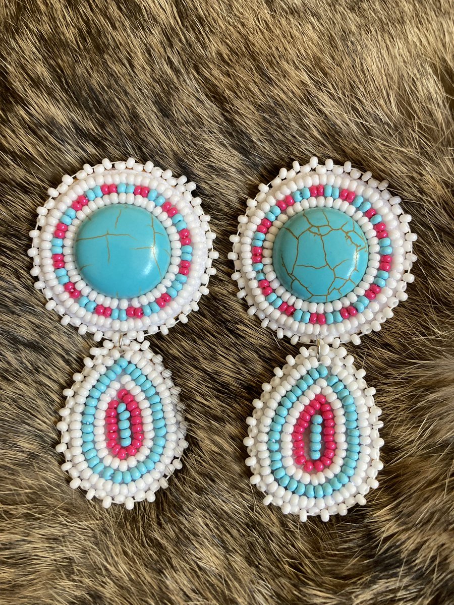 IsabelleZwicker's tweet photo. Some earrings I’ve been working on lately 💖 #indigenous #beadwork https://t.co/cUOXuR39rv
