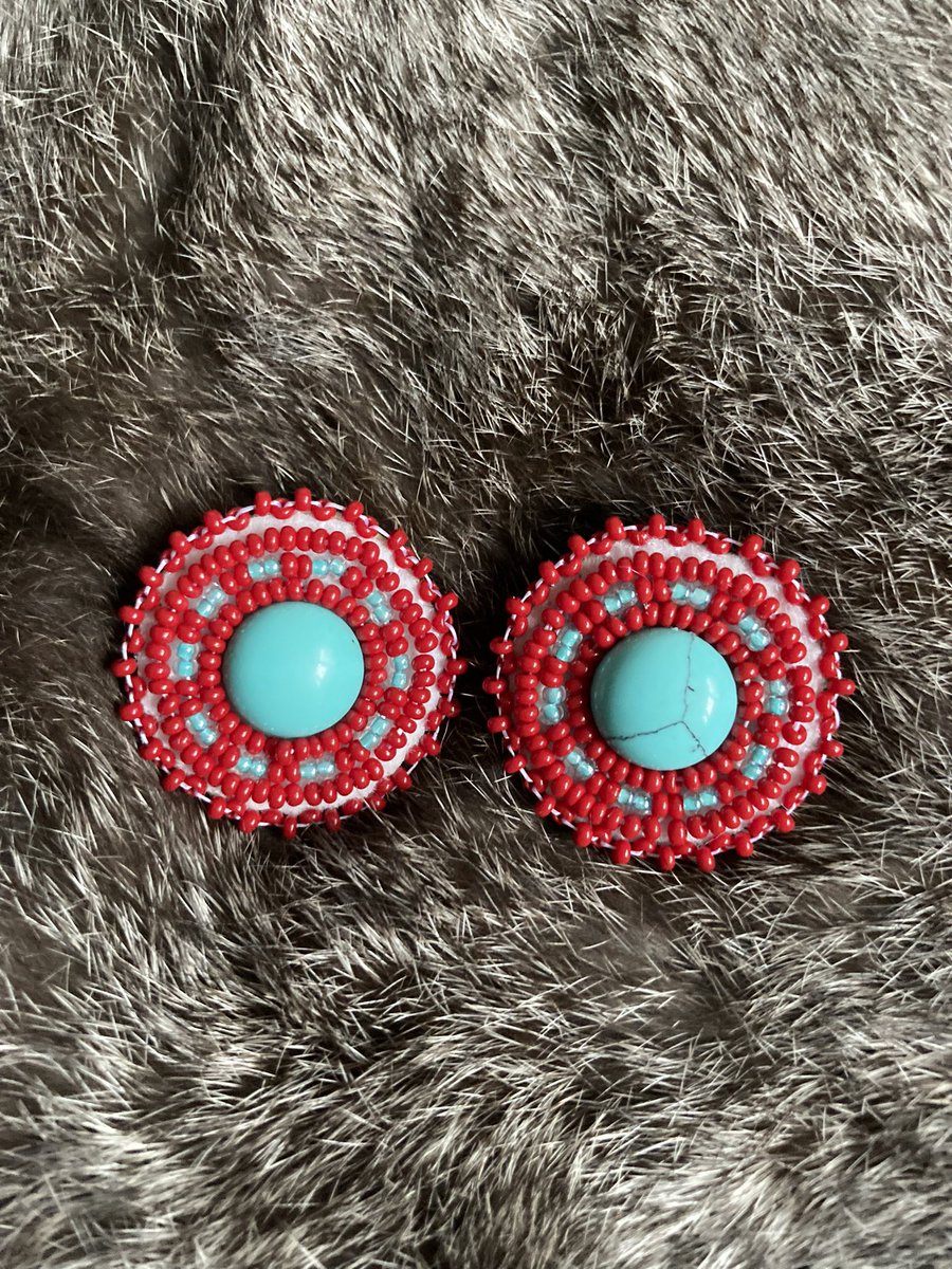 IsabelleZwicker's tweet photo. Some earrings I’ve been working on lately 💖 #indigenous #beadwork https://t.co/cUOXuR39rv