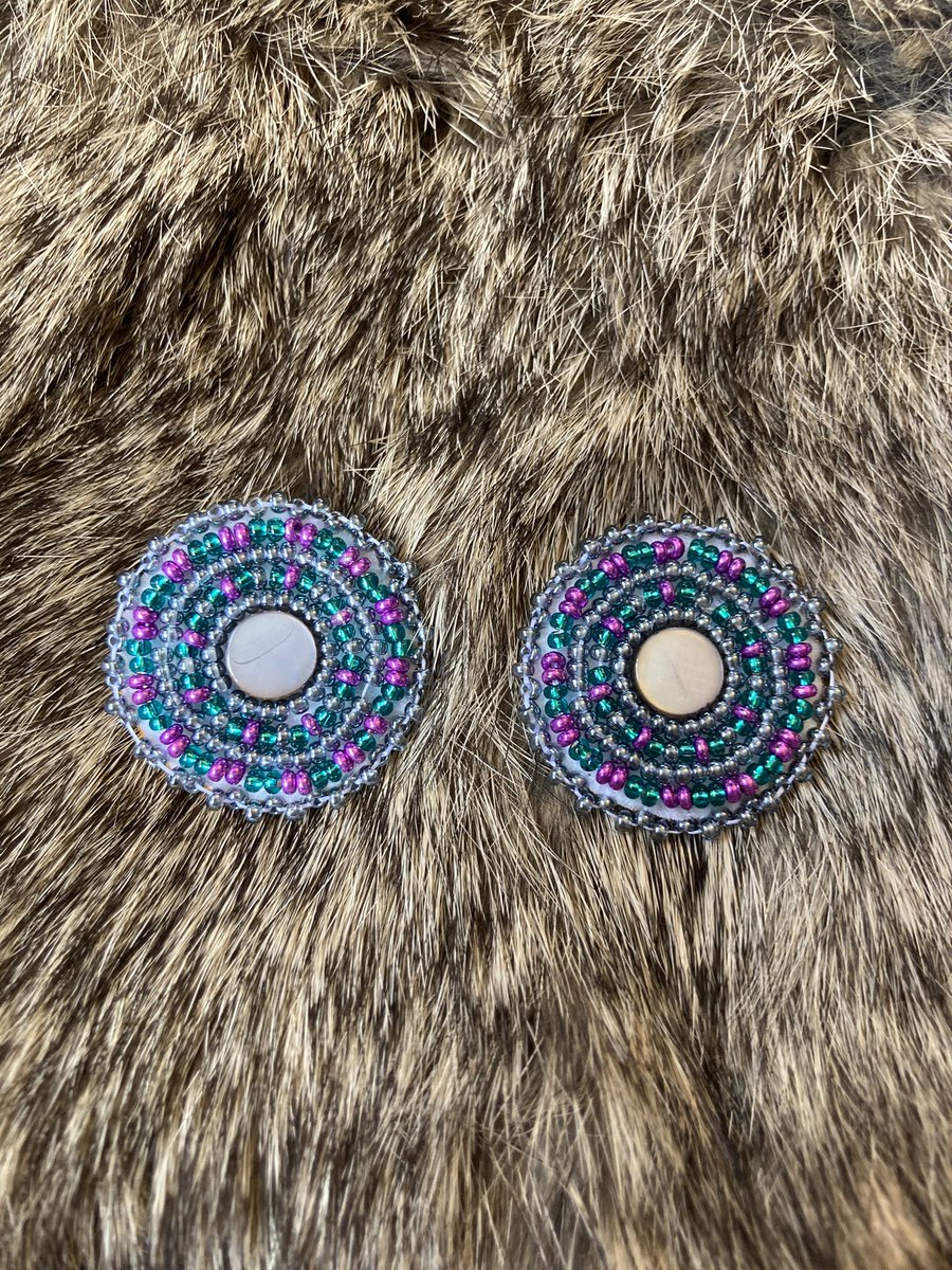 IsabelleZwicker's tweet photo. Some earrings I’ve been working on lately 💖 #indigenous #beadwork https://t.co/cUOXuR39rv