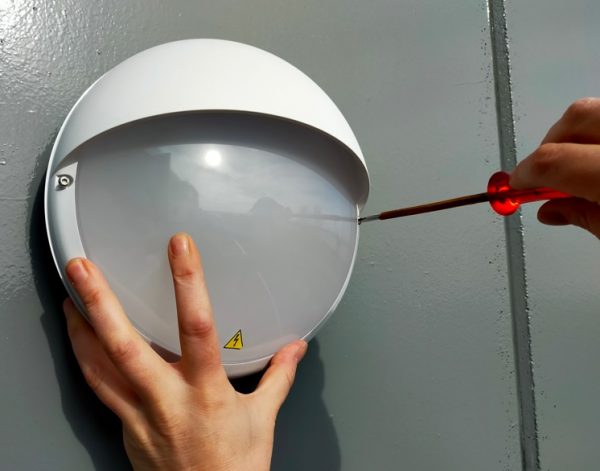 Filiere_3E's tweet photo. Innovation ! Lébénoïd dévoile le Dune Casquette ULR : le premier luminaire antipollution lumineuse - Filière 3e 
 Disponible dès maintenant, le Dune Casquette ULR est dédié à la rénovation de l’éclairage des façades extérieures.

 https://t.co/qhPq3cZfA5 https://t.co/Hw1ytVhP76