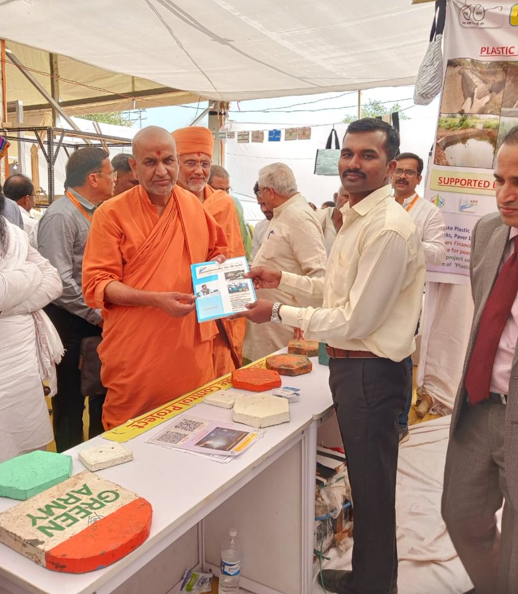 ChanakyaBhaskar's tweet photo. #PWCP
The demonstration of #Waste_Plastic_Product_Machine (WPPM Technology) at Panch Mahabhoot Lokotsav, Kaneri-Kolhapur. 
Shri Swami Adrishya Kadsiddheshwarji visit our invitation during this festival. Swamiji also accepts our #Inventions_for_the_World book. https://t.co/3dqjqITSOG