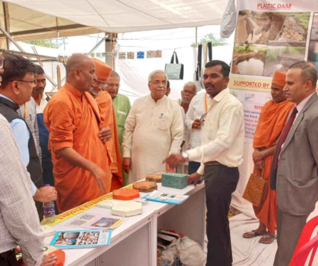 ChanakyaBhaskar's tweet photo. #PWCP
The demonstration of #Waste_Plastic_Product_Machine (WPPM Technology) at Panch Mahabhoot Lokotsav, Kaneri-Kolhapur. 
Shri Swami Adrishya Kadsiddheshwarji visit our invitation during this festival. Swamiji also accepts our #Inventions_for_the_World book. https://t.co/3dqjqITSOG