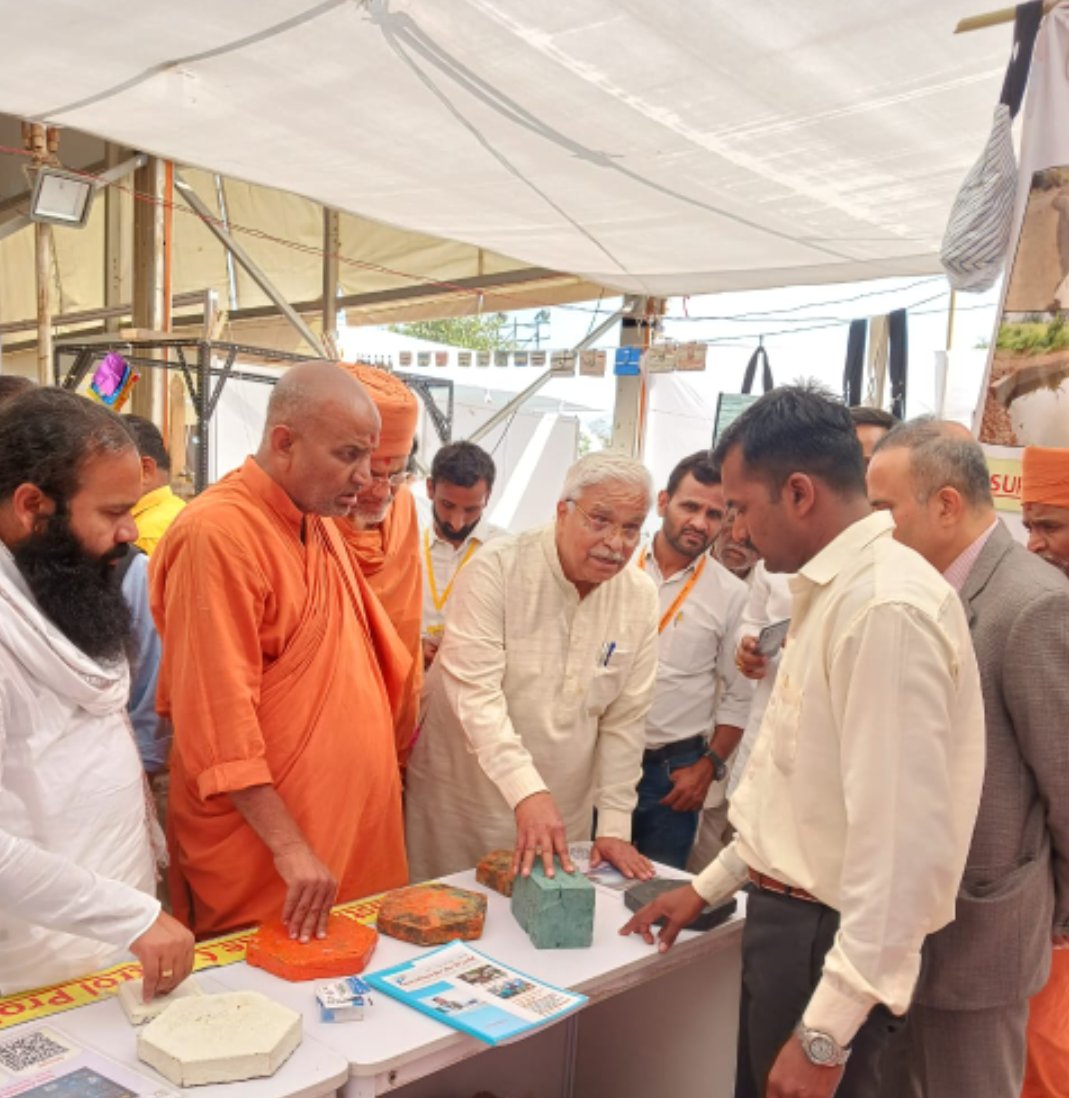ChanakyaBhaskar's tweet photo. #PWCP
The demonstration of #Waste_Plastic_Product_Machine (WPPM Technology) at Panch Mahabhoot Lokotsav, Kaneri-Kolhapur. 
Shri Swami Adrishya Kadsiddheshwarji visit our invitation during this festival. Swamiji also accepts our #Inventions_for_the_World book. https://t.co/3dqjqITSOG