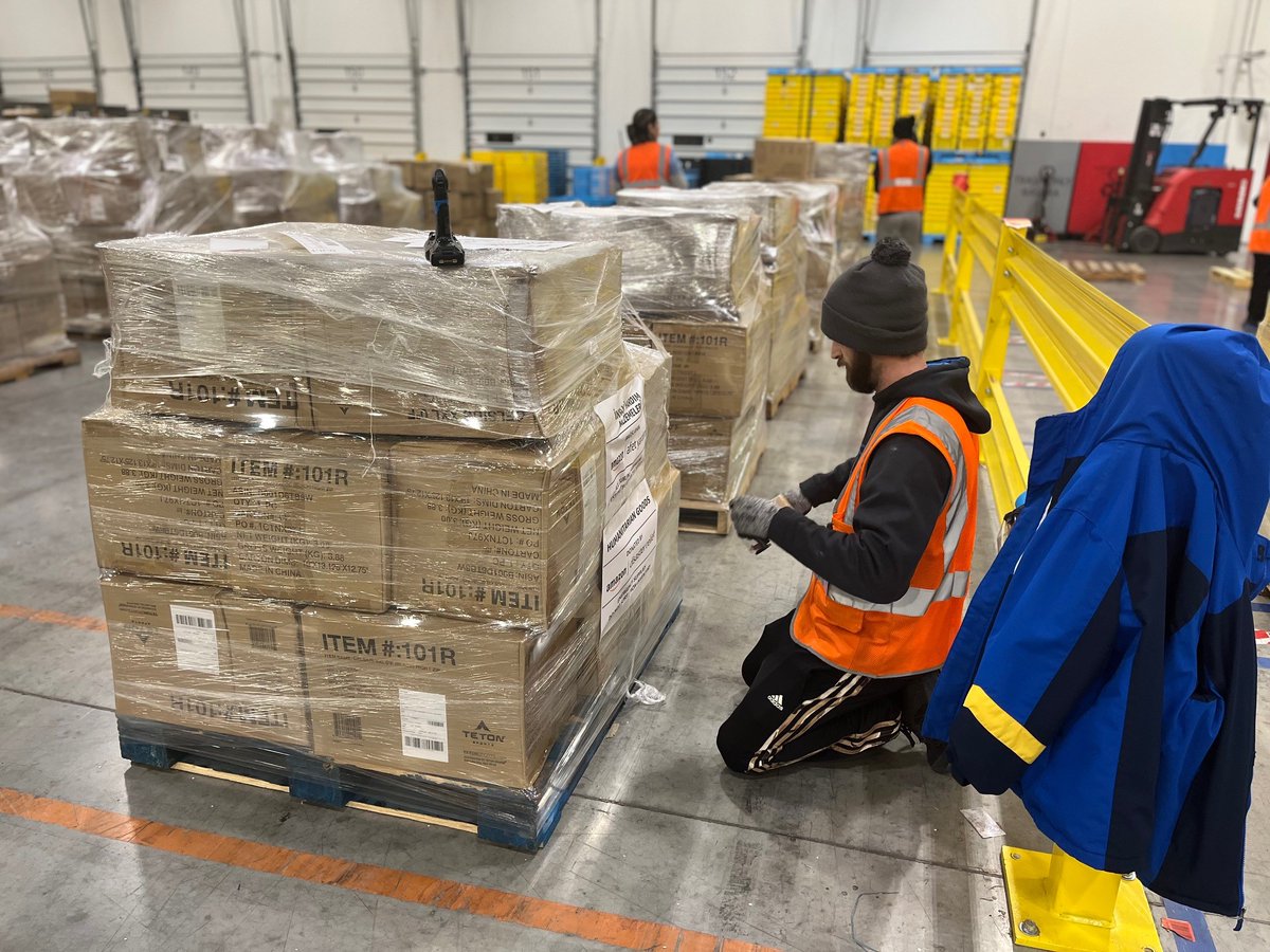 Amazon News on Twitter "Amazon employees at our Aurora, Illinois