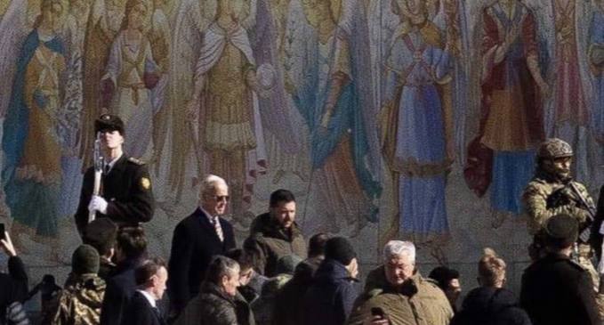cerulean1254's tweet photo. #Biden suddenly appeared in Kiev.#Ukraine https://t.co/n2zJzKCQMV