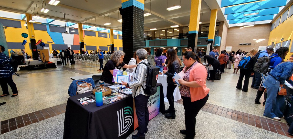 @HISD_Wraparound Service Provider Fair in full swing. Building Bridges Making Connections. Over 35 service providers connecting with our Wraparound Department.