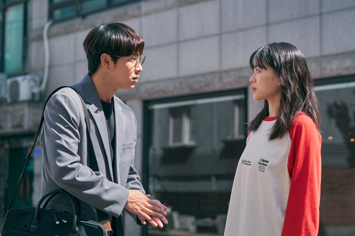 NetflixBrasil's tweet photo. O meu novo filme coreano Na Palma da Mão é um suspense sinistro sobre uma mulher que depois de perder o seu celular também acaba perdendo o controle da própria vida 👀. Já tá disponível. https://t.co/OmQsPu79nd