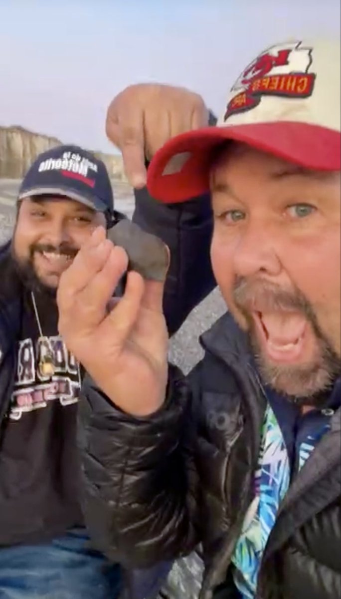 hellospacething's tweet image. Whilst the hunt for pieces of the fireball over France continues, Meteorite Man Steve Arnold and Roberto Vargas have found the new main mass!

A beautiful 178g stone, with a broken face and visible chondrules 🪨😍

#Asteroid #2023CX1 #Sar2667 
#Normandy #meteorite