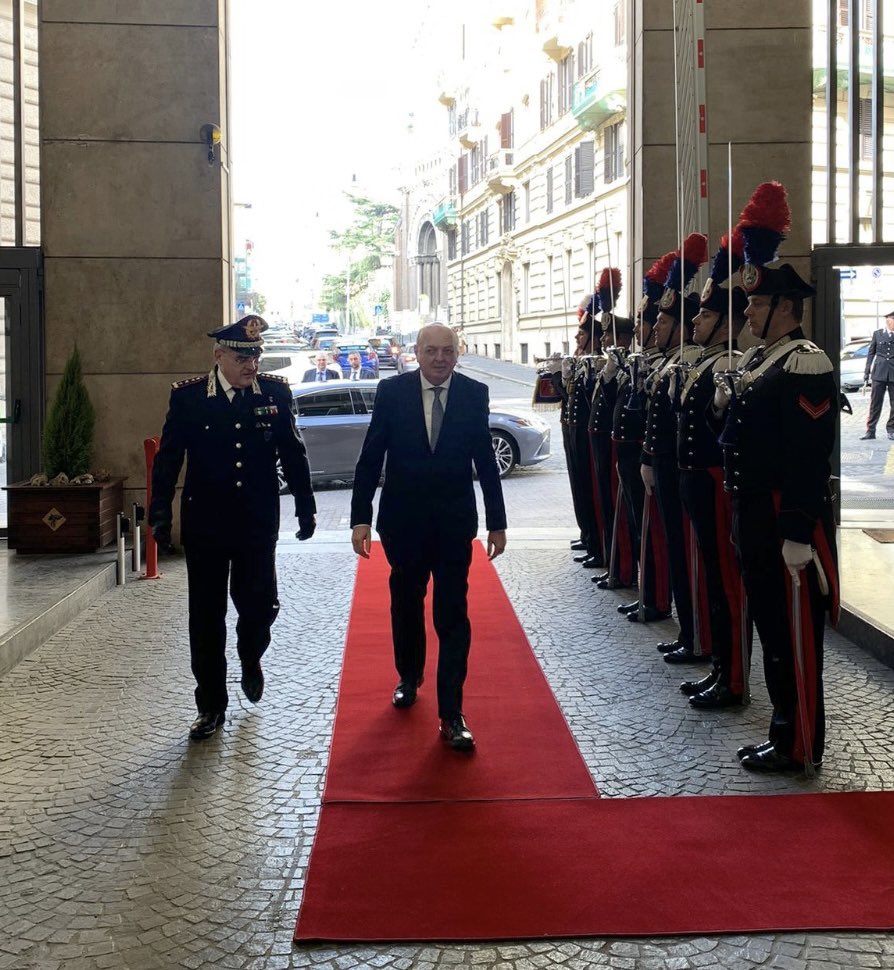 Oggi a Roma ho fatto visita al Comando Unità Forestali, Ambientali e Agroalimentari dei <a href="/_Carabinieri_/">Arma dei Carabinieri</a> . 
Li ho ringraziati personalmente per il lavoro svolto a tutela del territorio, della biodiversità e della salubrità della nostra bella Italia.
