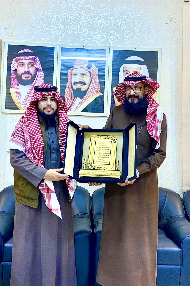بفضل الله..
تم تكريمي هذا المساء من يد أ.عبدالله قعود 
نيابةعن 
شيخ قبيلةدوس بني فهم 
 رئيس التنميةالاجتماعية بال خاجة 

الشيخ خضران بن فراج الداموك

وذلك نظير مساهمتنا الفاعلة في إعداد أدلة الحوكمةوالمنح للجمعيةلعام٢٠٢٢م وحصول الجمعية على تقدير ممتاز،دعواتنا لهم بالتوفيق والسداد