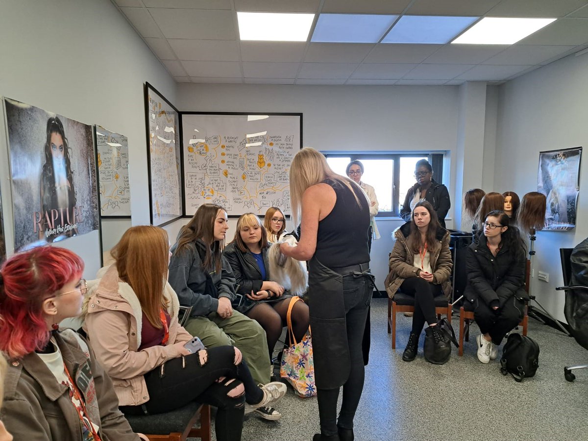 UONHMPSS's tweet photo. @UONHMPSS Kicked off #ChangingFuturesWeek with a trip to @banburypostiche where our students took part in some demos, learnt about careers in wig and postiche making and styling. Finally, a great place for our students to follow up with their work experience! #UON https://t.co/bIHR8L8Vk6