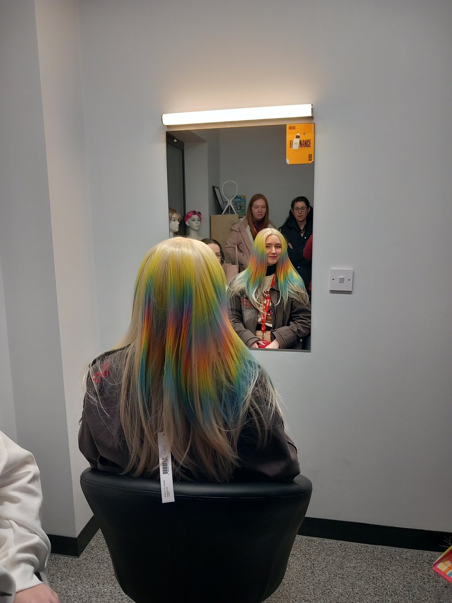 UONHMPSS's tweet photo. @UONHMPSS Kicked off #ChangingFuturesWeek with a trip to @banburypostiche where our students took part in some demos, learnt about careers in wig and postiche making and styling. Finally, a great place for our students to follow up with their work experience! #UON https://t.co/bIHR8L8Vk6