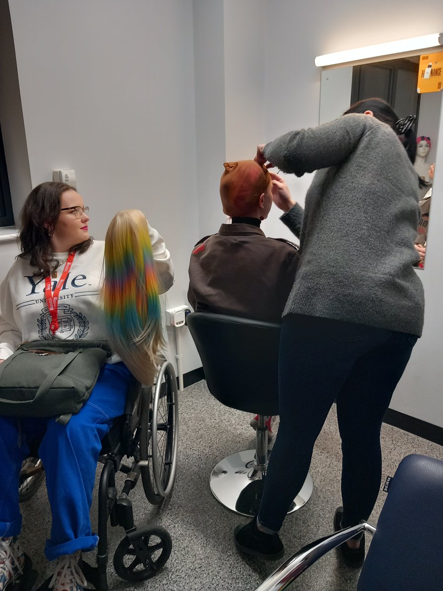 UONHMPSS's tweet photo. @UONHMPSS Kicked off #ChangingFuturesWeek with a trip to @banburypostiche where our students took part in some demos, learnt about careers in wig and postiche making and styling. Finally, a great place for our students to follow up with their work experience! #UON https://t.co/bIHR8L8Vk6