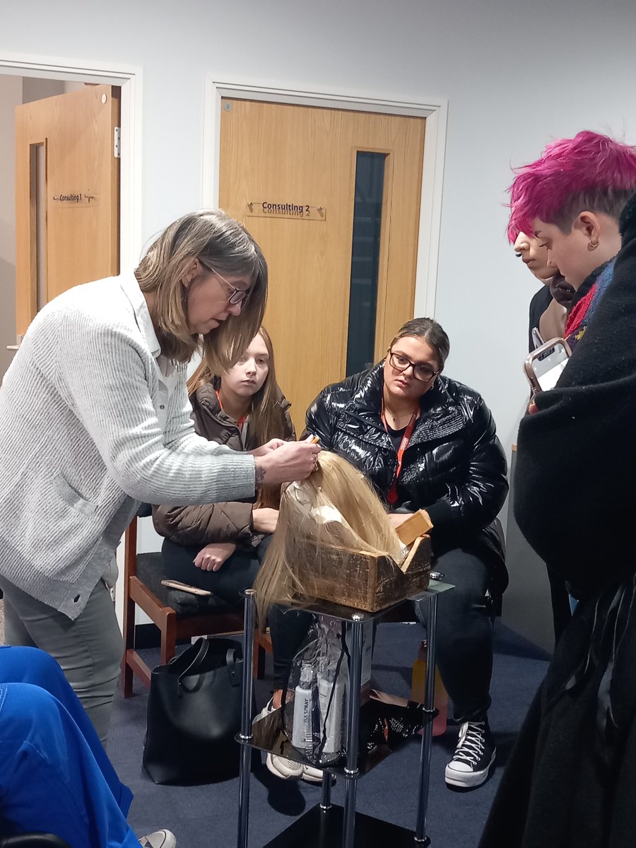 UONHMPSS's tweet photo. @UONHMPSS Kicked off #ChangingFuturesWeek with a trip to @banburypostiche where our students took part in some demos, learnt about careers in wig and postiche making and styling. Finally, a great place for our students to follow up with their work experience! #UON https://t.co/bIHR8L8Vk6